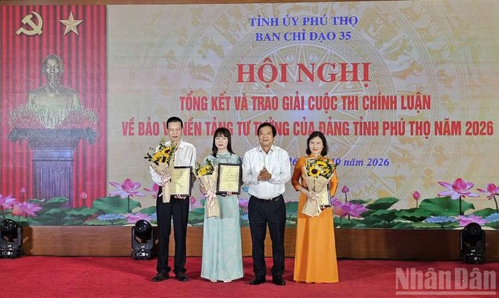 Phó Bí thư Tỉnh ủy Nguyễn Mạnh Sơn trao giải A cho các tác giả, nhóm tác giả. (Ảnh: HÀ HỒNG HÀ).