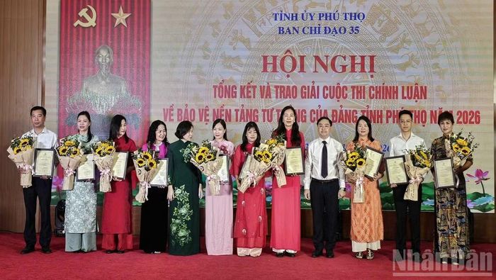 Lãnh đạo tỉnh trao giải C cho các tác giả, nhóm tác giả. (Ảnh: HÀ HỒNG HÀ)