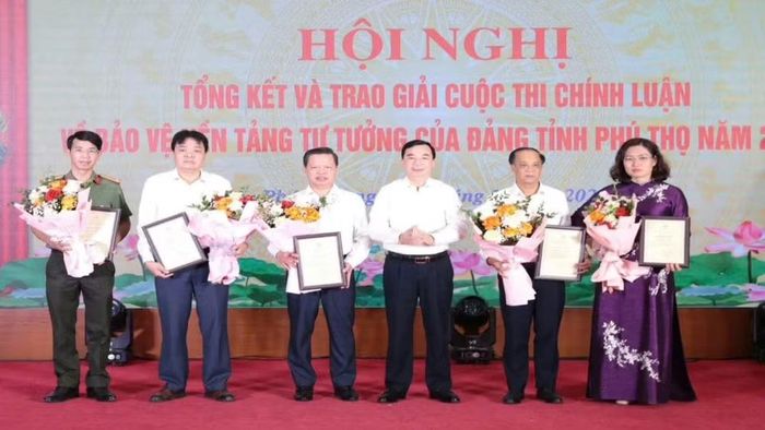 Phó Bí thư Tỉnh ủy Bùi Huy Vĩnh khen thưởng các tập thể có thành tích xuất sắc (Ảnh: HÀ HỒNG HÀ)