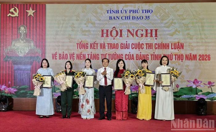 Trưởng Ban Tuyên giáo Tỉnh ủy Lương Đức Minh trao giải B cho các tác giả, nhóm tác giả. (Ảnh: HÀ HỒNG HÀ)