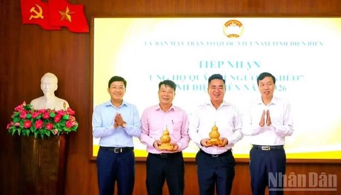 Đồng chí Lê Văn Lương, Phó Bí thư Tỉnh ủy, Chủ tịch Ủy ban nhân dân tỉnh Điện Biên; đồng chí Mùa A Vảng, Ủy viên dự khuyết Trung ương Đảng, Phó Bí thư Tỉnh ủy, Chủ tịch Ủy ban Mặt trận Tổ quốc Việt Nam tỉnh Điện Biên trao quà lưu niệm, cảm ơn lãnh đạo Ngân hàng Chính sách-Xã hội. (Ảnh: LÊ LAN)