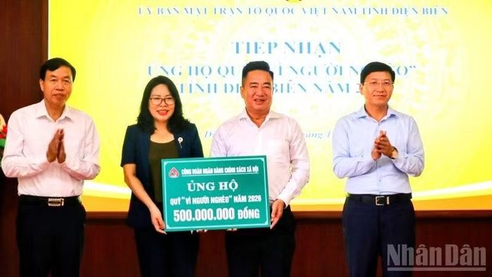 Đại diện lãnh đạo Ngân hàng Chính sách-Xã hội trao 500 triệu đồng ủng hộ Quỹ "Vì người nghèo" tỉnh Điện Biên năm 2026. (Ảnh: LÊ LAN)