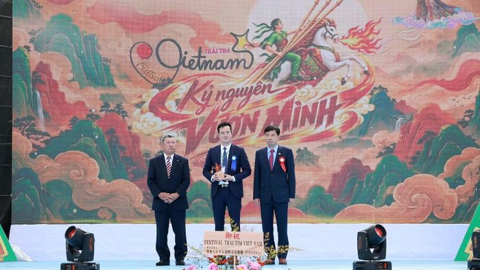 Ông Nguyễn Trường Sơn - Tổng Lãnh sự Việt Nam tại Osaka, Ngài Wada Kenji - Liên minh Nghị sĩ hữu nghị Nhật Việt thuộc Hội đồng Tỉnh Osaka, ông Đỗ Hải Khôi - Trưởng Ban tổ chức công bố Giải thưởng Ngôi sao Trái tim Việt Nam.