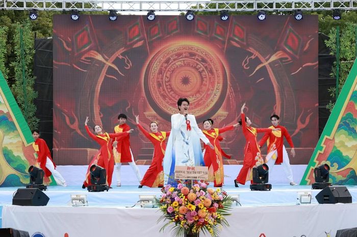 Nghệ sĩ trẻ Cao Phú Quý trình diễn tại chương trình.