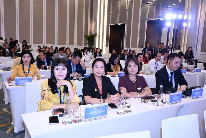 Các đại biểu Việt Nam dự hội nghị.