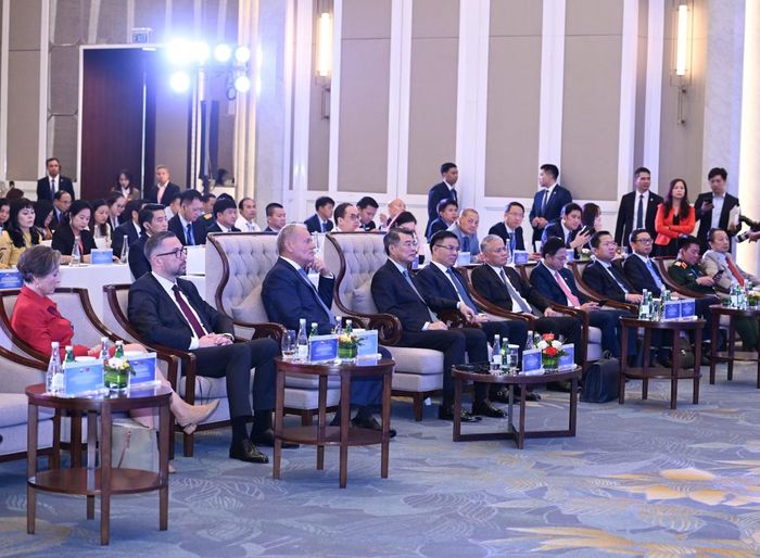 Thủ tướng Lê Minh Hưng và Thủ tướng Cộng hòa Ba Lan Donald Tusk và các đại biểu dự Hội nghị bàn tròn Doanh nghiệp Việt Nam-Ba Lan.
