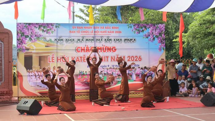 Những tiết mục của đồng bào Chăm. (Ảnh: QUANG VINH)