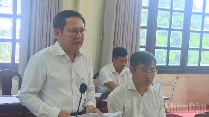 Ông Nguyễn Công Tâm, Chủ tịch Ủy ban nhân dân xã Tân Hòa phát biểu tại buổi làm việc. (Ảnh: VĂN ÚT)