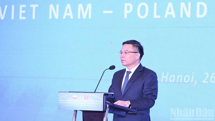 Bộ trưởng Công Thương Lê Mạnh Hùng phát biểu ý kiến tại Hội nghị bàn tròn doanh nghiệp Việt Nam-Ba Lan. (Ảnh: TRẦN HẢI)