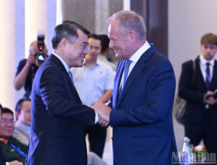 Thủ tướng Chính phủ Lê Minh Hưng nhiệt liệt chào mừng Thủ tướng Ba Lan Donald Tusk tại Hội nghị bàn tròn doanh nghiệp Việt Nam-Ba Lan. (Ảnh: TRẦN HẢI)