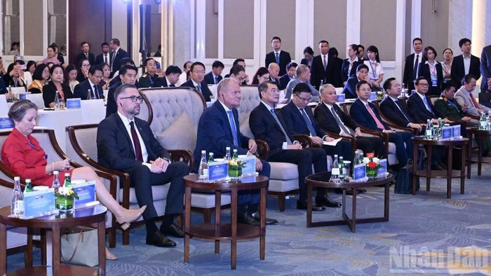 Thủ tướng Chính phủ Lê Minh Hưng và Thủ tướng Ba Lan Donald Tusk, lãnh đạo các bộ, ngành hai nước dự Hội nghị bàn tròn doanh nghiệp Việt Nam-Ba Lan. (Ảnh: TRẦN HẢI)