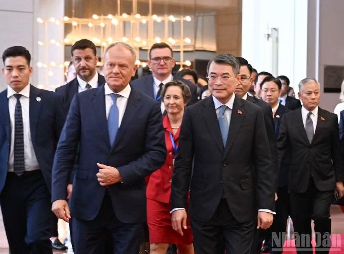 Thủ tướng Chính phủ Lê Minh Hưng và Thủ tướng Ba Lan Donald Tusk tới dự Hội nghị bàn tròn doanh nghiệp Việt Nam-Ba Lan. (Ảnh: TRẦN HẢI)
