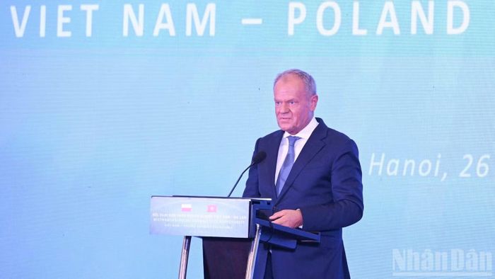 Thủ tướng Ba Lan Donald Tusk phát biểu ý kiến tại Hội nghị bàn tròn doanh nghiệp Việt Nam-Ba Lan. (Ảnh: TRẦN HẢI)