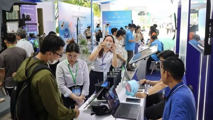 Đông đảo người dân đến tham quan không gian giới thiệu sản phẩm. (Ảnh: BTC)