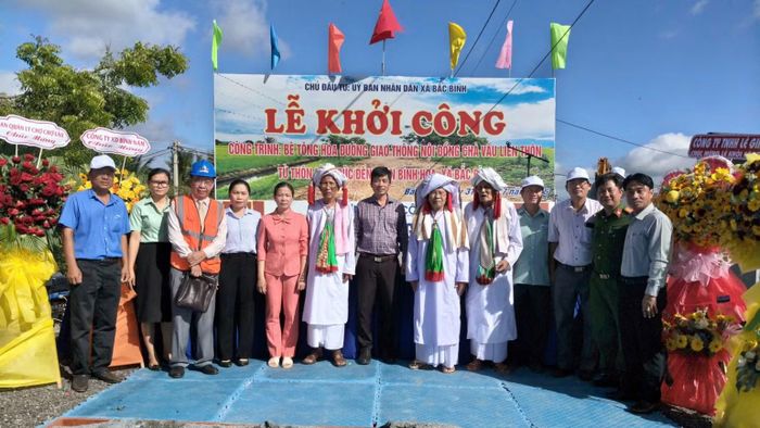 Lãnh đạo xã khởi công đường nội đồng Chà Vầu liên thôn Phan Hiệp đến thôn Phan Hòa. (Ảnh: BÌNH MINH)