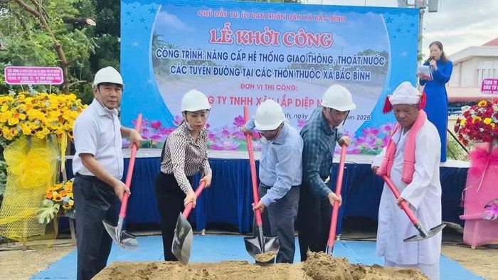 Các đơn vị khởi công tuyến đường. (Ảnh: BÌNH MINH)