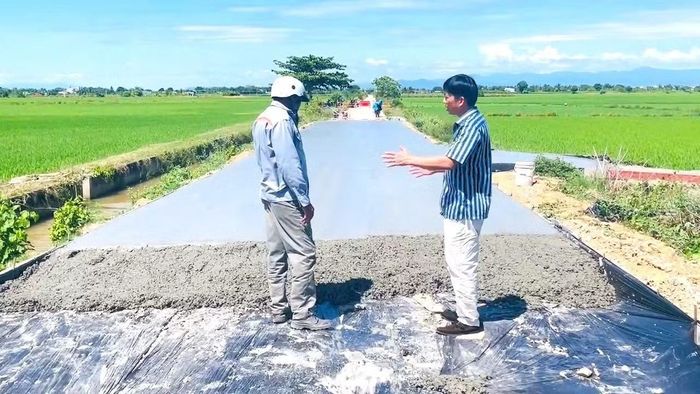 Ông Nguyễn Thúc Phước Hải, Chủ tịch Ủy ban nhân dân xã Bắc Bình kiểm tra tiến độ thi công. (Ảnh: BÌNH MINH)