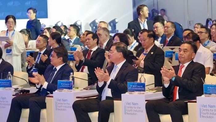 Phó Chủ tịch Thường trực Ủy ban nhân dân Thành phố Hồ Chí Minh Nguyễn Lộc Hà (bên phải ảnh) và Phó Chủ tịch Ủy ban nhân dân Thành phố Hồ Chí Minh Nguyễn Công Vinh tham dự sự kiện CEO 500. (Ảnh: BTC)