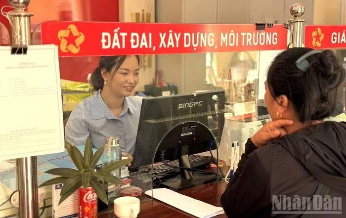 Công chức xã Mường Mùn, tỉnh Điện Biên tiếp nhận yêu cầu giải quyết thủ tục hành chính của nhân dân trên địa bàn xã. (Ảnh: LÊ LAN)