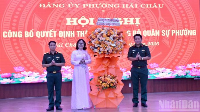 Đồng chí Đại tá Nguyễn Tấn Tuân tặng hoa chúc mừng Đảng bộ Quân sự phường Hải Châu. (Ảnh: ANH ĐÀO)