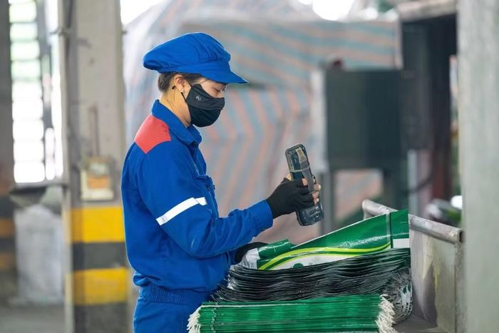 Công nhân Công ty cổ phần Supe phốt phát và Hóa chất Lâm Thao vận hành thực hiện công đoạn gán mã tem thông minh lên bao bì sản phẩm tại khâu đóng gói. Giải pháp số hóa này góp phần ngăn chặn nạn hàng giả và nâng cao uy tín thương hiệu trên thị trường.