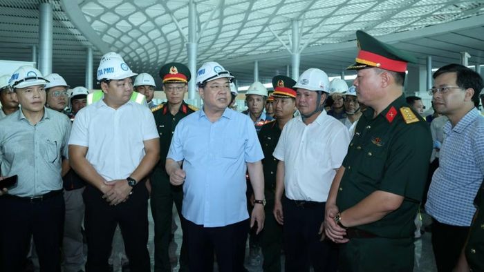 Phó Thủ tướng Thường trực Phạm Gia Túc yêu cầu công trình hoàn thành phải bảo đảm chất lượng, đáp ứng đầy đủ các tiêu chuẩn, quy định chuyên ngành trước khi đưa vào khai thác. (Ảnh: THÙY LINH)