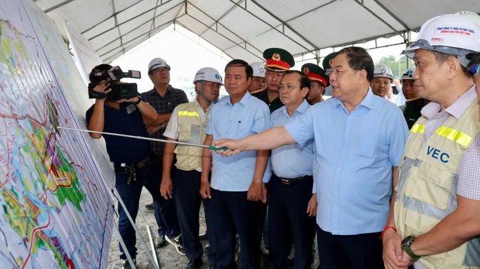 Phó Thủ tướng Thường trực Phạm Gia Túc kiểm tra và chỉ đạo, đôn đốc tiến độ các hạng mục dự án Cảng Hàng không quốc tế Long Thành. (Ảnh: THÙY LINH)