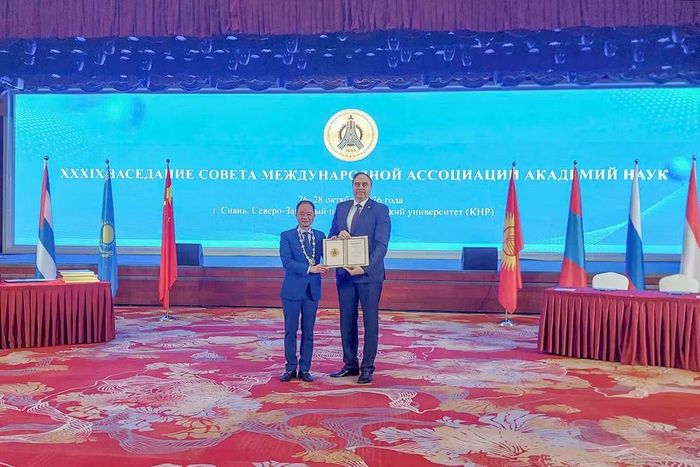 Giáo sư Vladimir Gusakov, Chủ tịch IAAS trao danh hiệu Viện sĩ cho Giáo sư, Tiến sĩ Trần Hồng Thái.