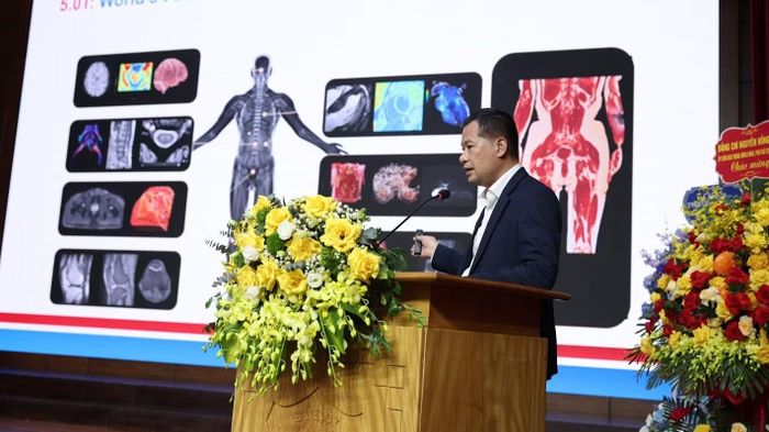 Phó Giáo sư, Tiến sĩ Lê Tuấn Linh, Phó Giám đốc Bệnh viện Đại học Y Hà Nội báo cáo về những thế mạnh vượt trội của hệ thống cộng hưởng từ siêu từ lực MRI 5T (Ảnh: MDI)