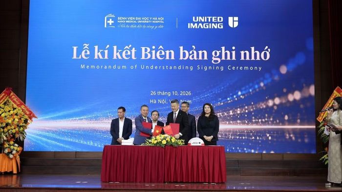 Giám đốc Bệnh viện Đại học Y Hà Nội và đại diện hãng United Imaging Healthcare ký kết Biên bản ghi nhớ. (Ảnh: MDI)