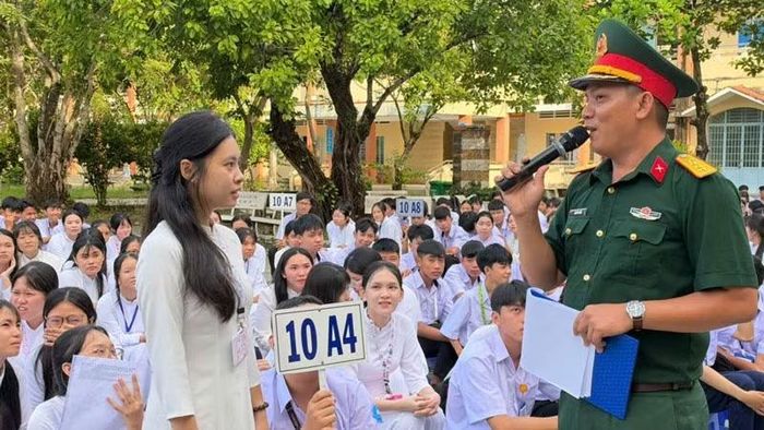 Tiểu đoàn 519 tuyên truyền, phổ biến, giáo dục pháp luật và cấp tờ gấp tuyên truyền pháp luật cho học sinh Trường trung học phổ thông Nguyễn Thần Hiến, phường Hà Tiên. (Ảnh: PHƯƠNG VŨ)