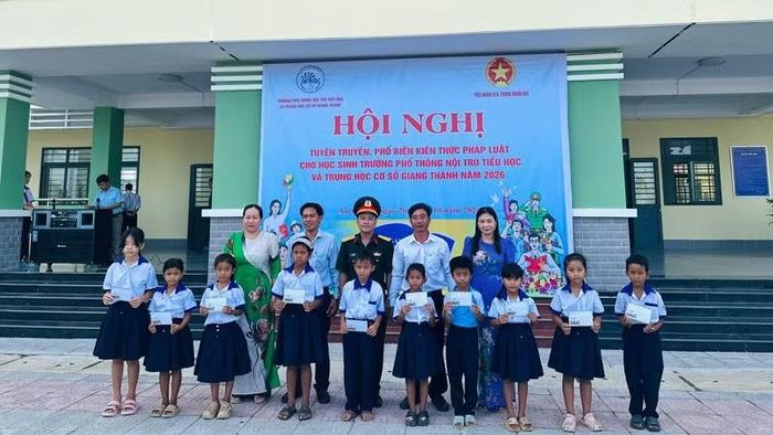 Tiểu đoàn 519 trao 10 suất, mỗi suất 200.000 đồng cho học sinh Trường phổ thông nội trú tiểu học và trung học cơ sở Giang Thành. (Ảnh: PHƯƠNG VŨ)