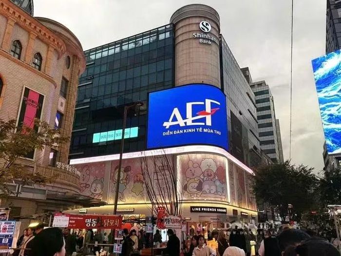 Diễn đàn Kinh tế Mùa thu 2026 được quảng bá trên hệ thống màn hình điện tử tại Seoul, Hàn Quốc. (Ảnh: SỞ NGOẠI VỤ THÀNH PHỐ HỒ CHÍ MINH)
