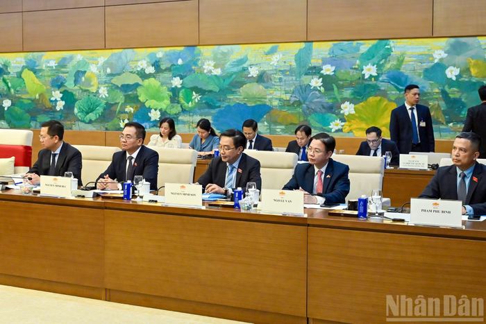 Các đại biểu Việt Nam dự hội kiến.