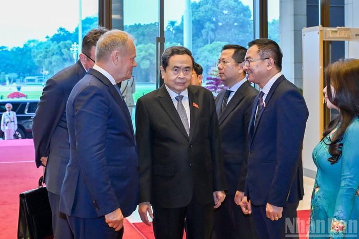 Chủ tịch Quốc hội Trần Thanh Mẫn giới thiệu các đại biểu Việt Nam với Thủ tướng Cộng hòa Ba Lan Donald Tusk.