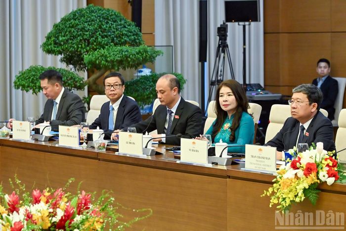 Các đại biểu Việt Nam dự hội kiến.