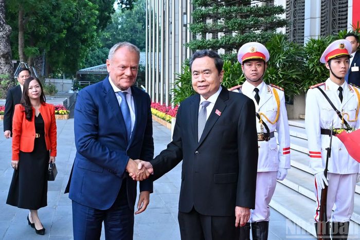 Chủ tịch Quốc hội Trần Thanh Mẫn đón Thủ tướng Cộng hòa Ba Lan Donald Tusk.