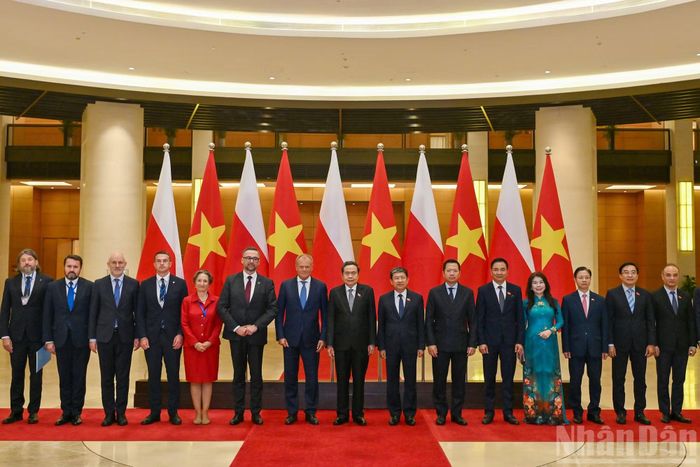 Chủ tịch Quốc hội Trần Thanh Mẫn và Thủ tướng Cộng hòa Ba Lan Donald Tusk cùng các đại biểu.