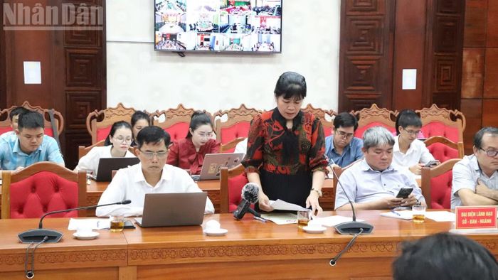 Đại diện Sở Văn hóa, Thể thao và Du lịch trao đổi, góp ý tại hội nghị. (Ảnh: CÔNG LÝ)