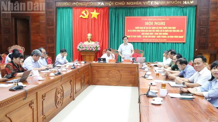 Phó Giám đốc Sở Dân tộc và Tôn giáo tỉnh Đắk Lắk Lê Ngọc Vinh thông tin về sự cần thiết ban hành đề án. (Ảnh: CÔNG LÝ)