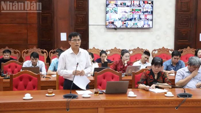 Đại diện Sở Giáo dục và Đào tạo tham gia trao đổi, góp ý tại hội nghị. (Ảnh: CÔNG LÝ)