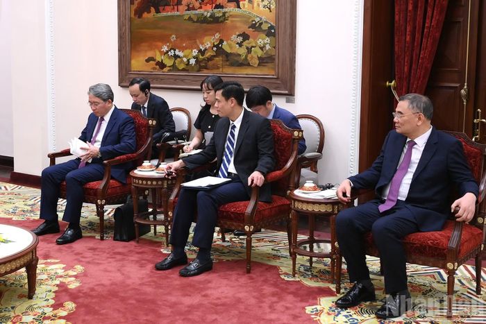 Các đại biểu dự cuộc tiếp.