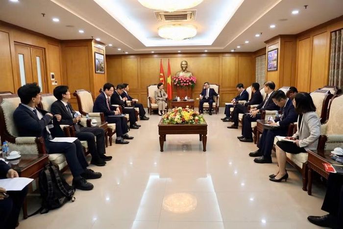 Đồng chí Nguyễn Thanh Nghị, Ủy viên Bộ Chính trị, Bí thư Trung ương Đảng, Trưởng Ban Chính sách, chiến lược Trung ương tiếp bà Lee Miyon, Đại sứ Hàn Quốc tại Việt Nam. (Ảnh: Ban Chính sách, chiến lược Trung ương)