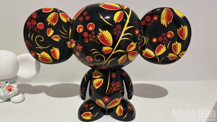 Nhân vật hoạt hình Cheburashka trở thành tác phẩm nghệ thuật tại triển lãm "Siêu đồ chơi". (Ảnh: THÙY VÂN)