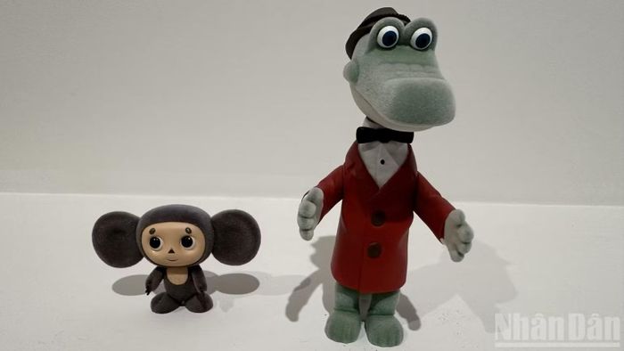 Cá sấu Gena và Cheburashka, hai nhân vật hoạt hình được yêu thích qua nhiều năm tháng. (Ảnh: THÙY VÂN)