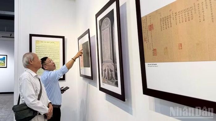 Bên cạnh những hình ảnh đẹp còn có nhiều tư liệu quý hiếm được giới thiệu tới công chúng.
