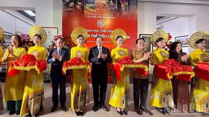 Các đại biểu thực hiện nghi thức cắt băng khai mạc.
