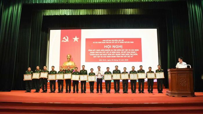 17 tập thể, 51 cá nhân được Chủ tịch Ủy ban nhân dân thành phố tặng Bằng khen dịp này. (Ảnh: TT)