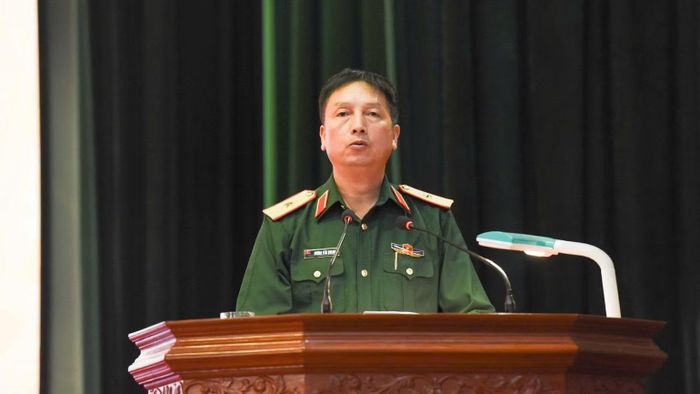 Thiếu tướng Dương Văn Quang, Phó Chính ủy Quân khu 1, Trưởng Ban Chỉ đạo tìm kiếm, quy tập và xác định danh tính hài cốt liệt sĩ Quân khu 1 phát biểu. (Ảnh: TT)