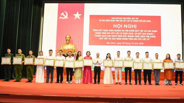 Các cá nhân được trao tặng Bằng khen của Chủ tịch Ủy ban nhân dân thành phố. (Ảnh: TT)